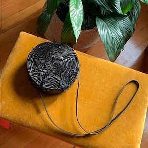 Cute basket purse has all the Fall vibes! 🖤